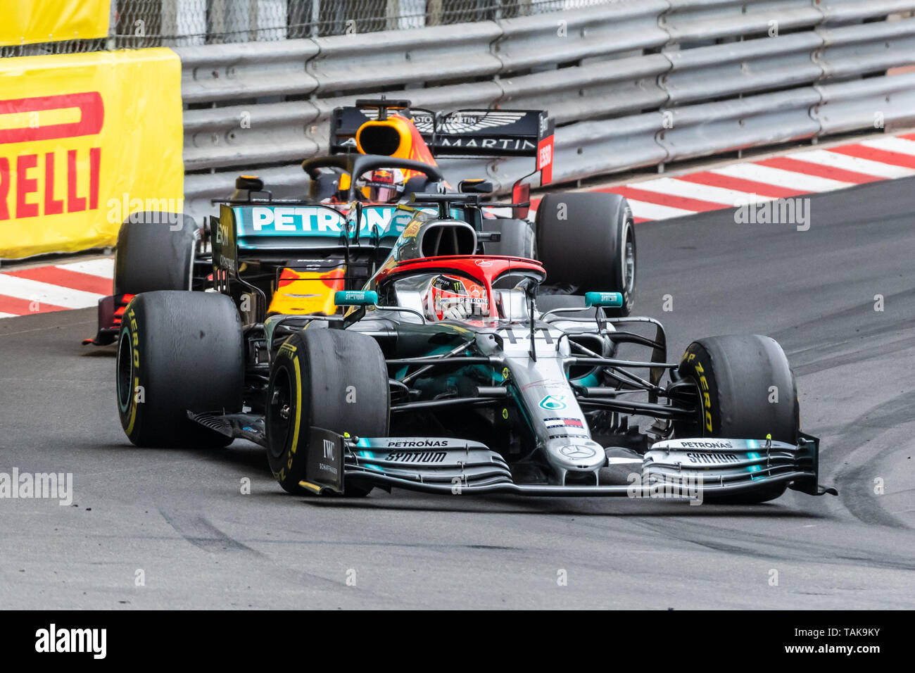 Monte Carlo/Mónaco - 26/05/2019 - #44 Lewis Hamilton (GBR, Mercedes W10) que lleva delante de #33 Max VERSTAPPEN (NDL, Red Bull Racing, el RB15) durante t Foto de stock