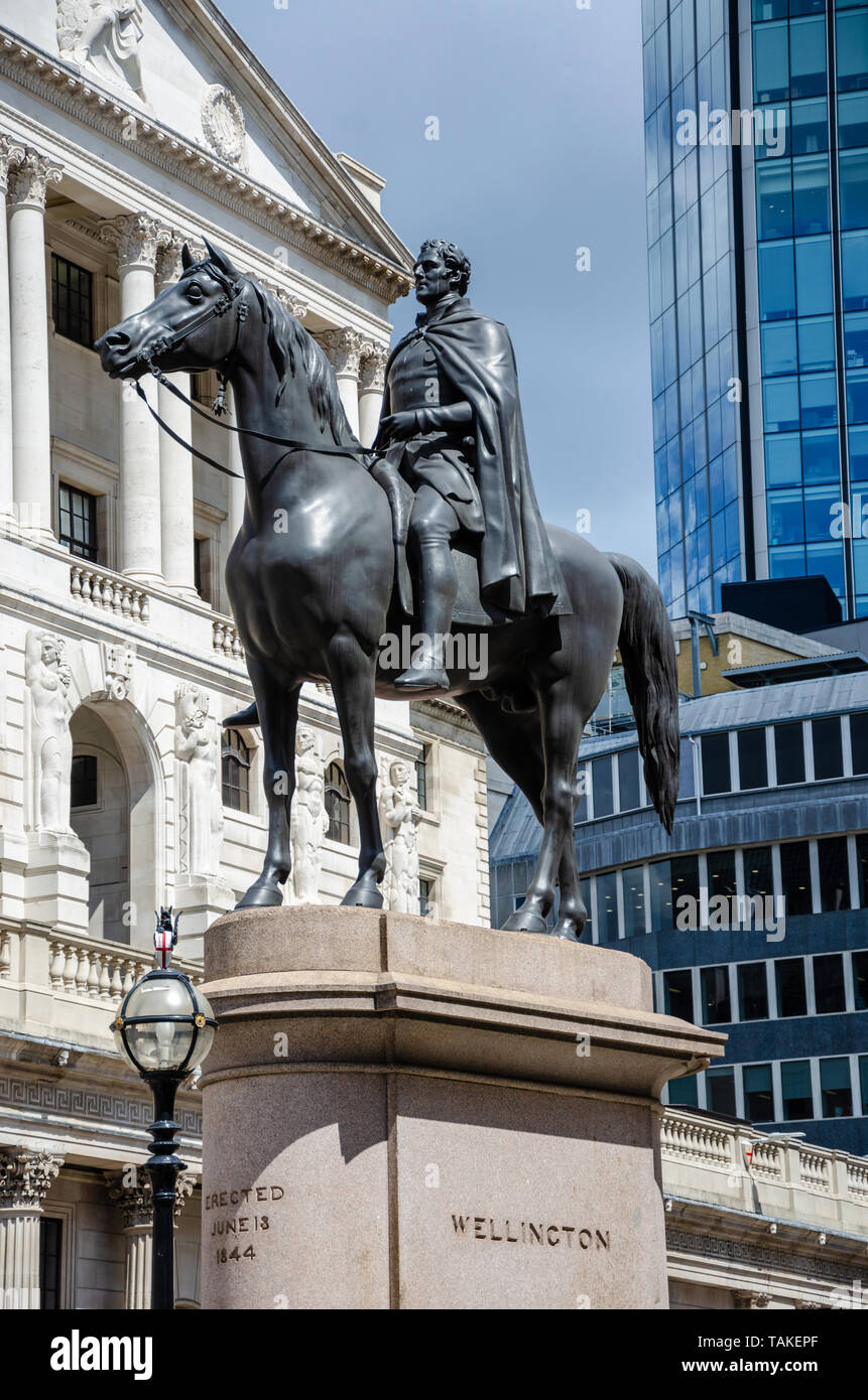 La estatua ecuestre del duque de Wellington visto delante del Bank of England en La City de Londres. Foto de stock