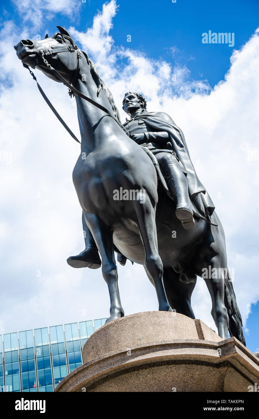 La estatua ecuestre del duque de Wellington, en la ciudad de Londres contra un cielo azul con nubes de fondo. Foto de stock