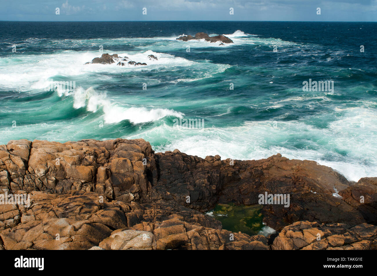 Vista panorámica del Océano Atlántico a lo largo de la costa de Torres de Hércules de la Coruña, Galicia, España. Foto de stock