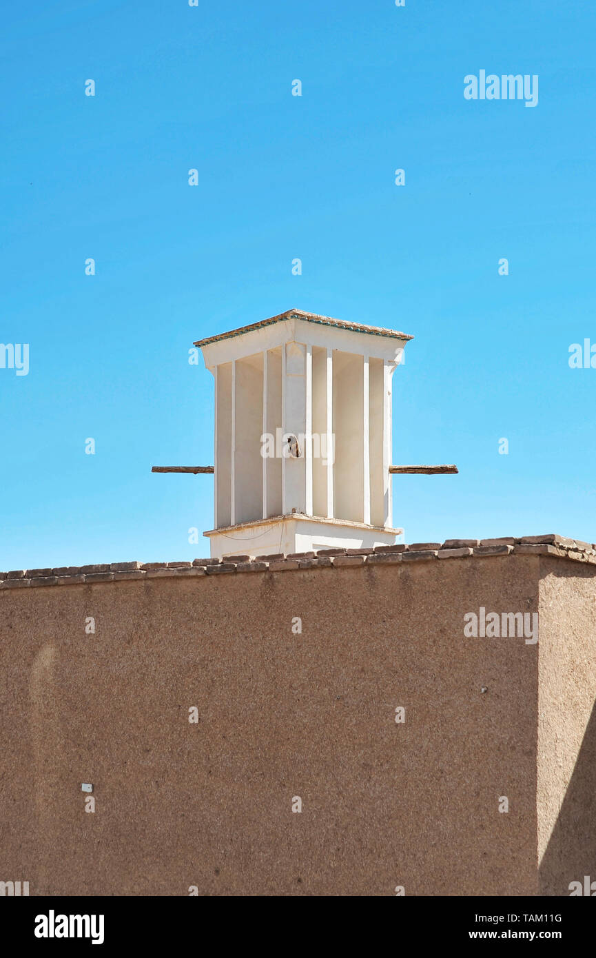 Torre de viento utilizados como un sistema de refrigeración natural en la arquitectura tradicional iraní, la provincia de Yazd, en Yazd, Irán Foto de stock