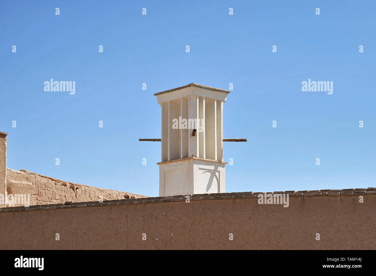Torre de viento utilizados como un sistema de refrigeración natural en la arquitectura tradicional iraní, la provincia de Yazd, en Yazd, Irán Foto de stock