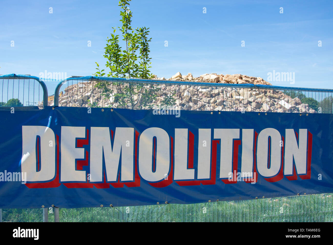 Signo de demolición con pila de ladrillos, cemento y escombros de obra de excavación, Egham, Surrey, Inglaterra, Reino Unido Foto de stock