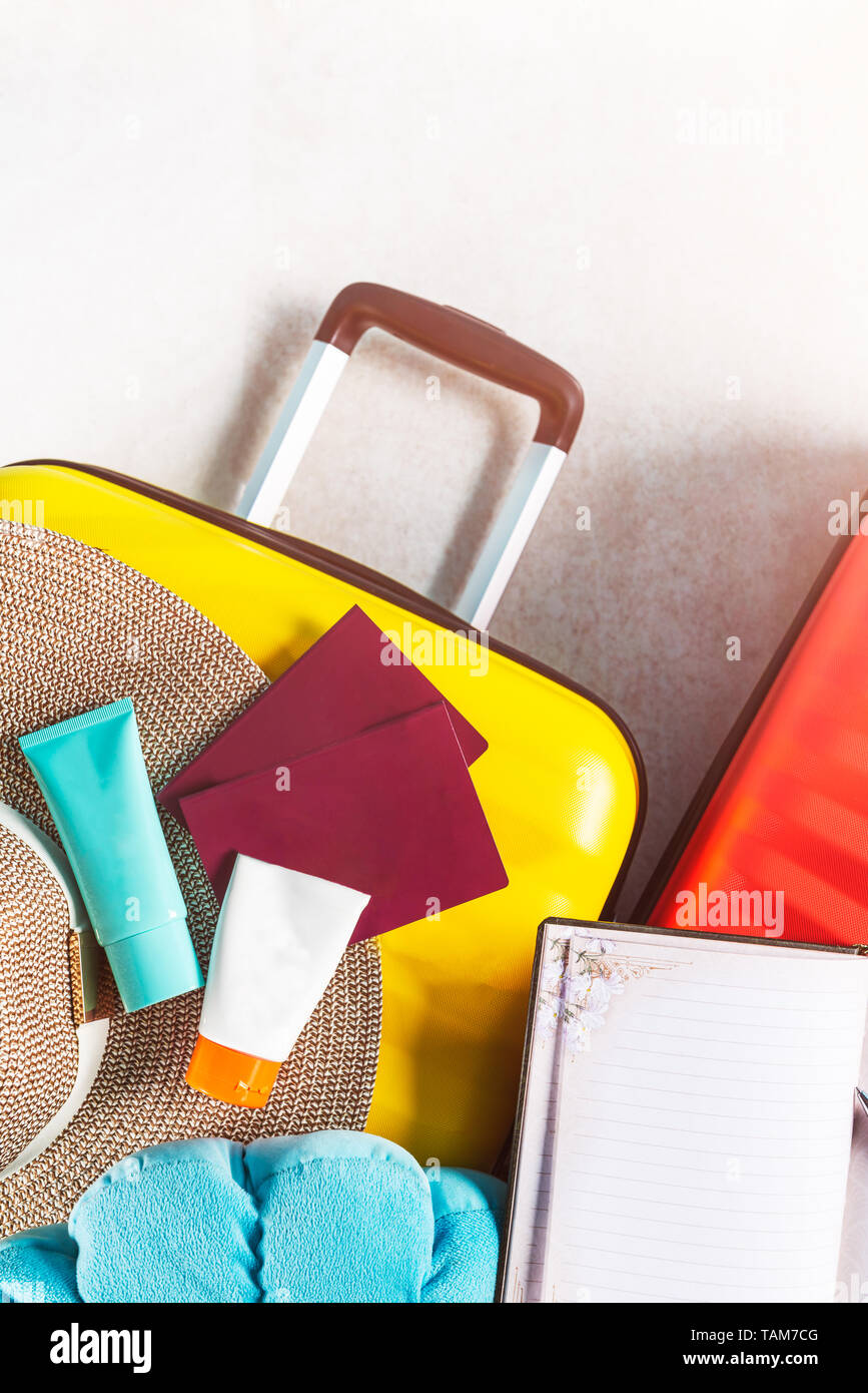 Luminoso y elegante cabina tamaño maleta con sombrero de paja, protector  solar y pasaportes laicos plana. Viajar con poco equipaje concepto. Copie  el espacio Fotografía de stock - Alamy