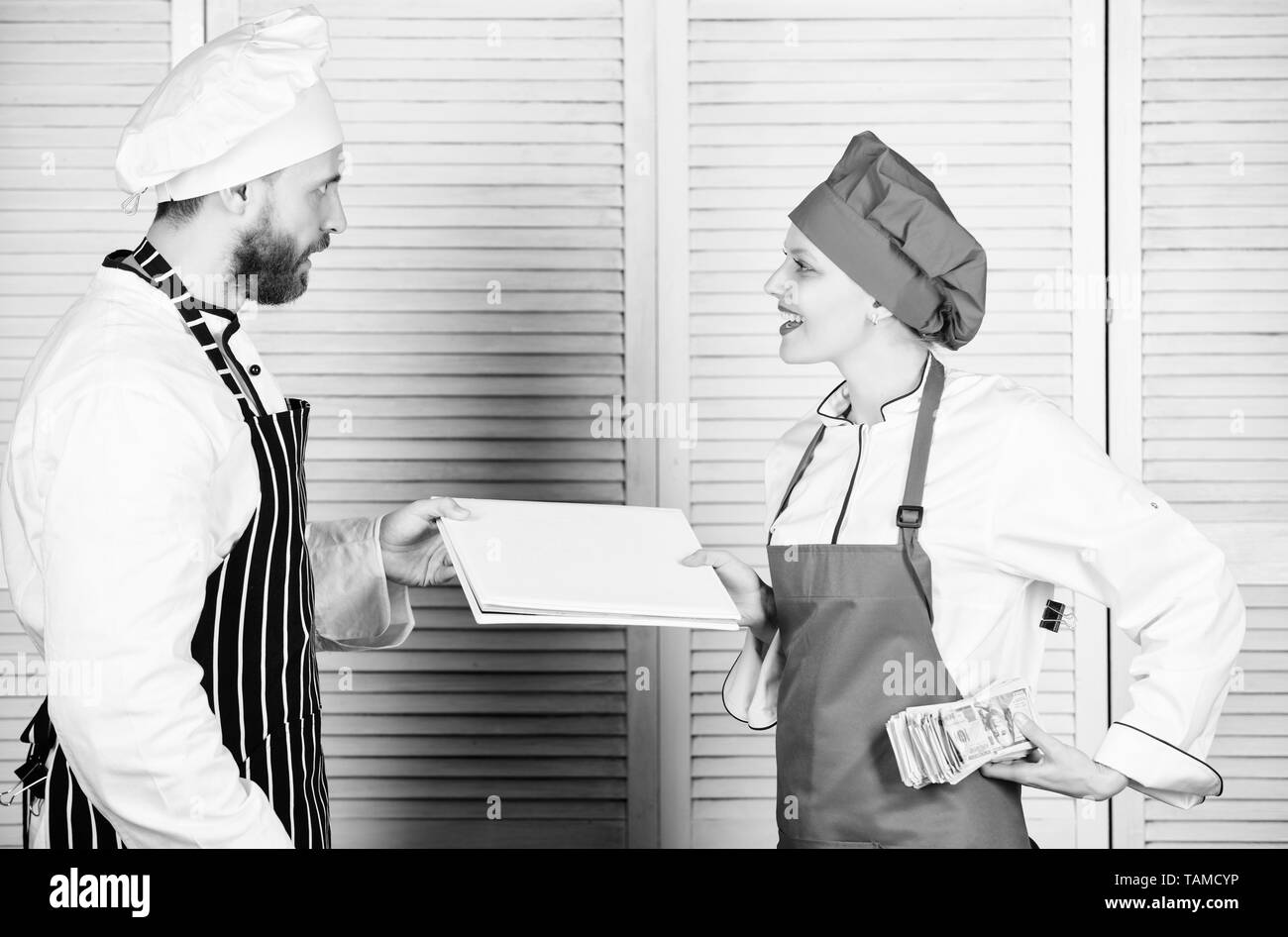 Pago de los salarios. Hembra con la cuenta contable informe pagando salario  en dinero efectivo. Restaurante Libro de equilibrio. Capitán Cook y ayudante  sujetando libro de cuentas y dinero en efectivo. Cocinero
