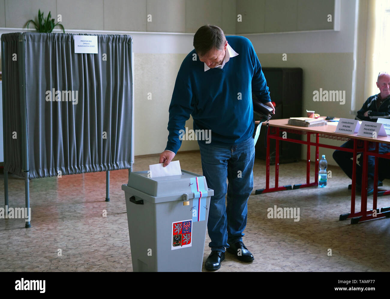 Praga, República Checa. El 24 de mayo, 2019. Un hombre votos en las mesas  electorales en Praga, la República Checa, 24 de mayo de 2019. Los dos días  de las elecciones para
