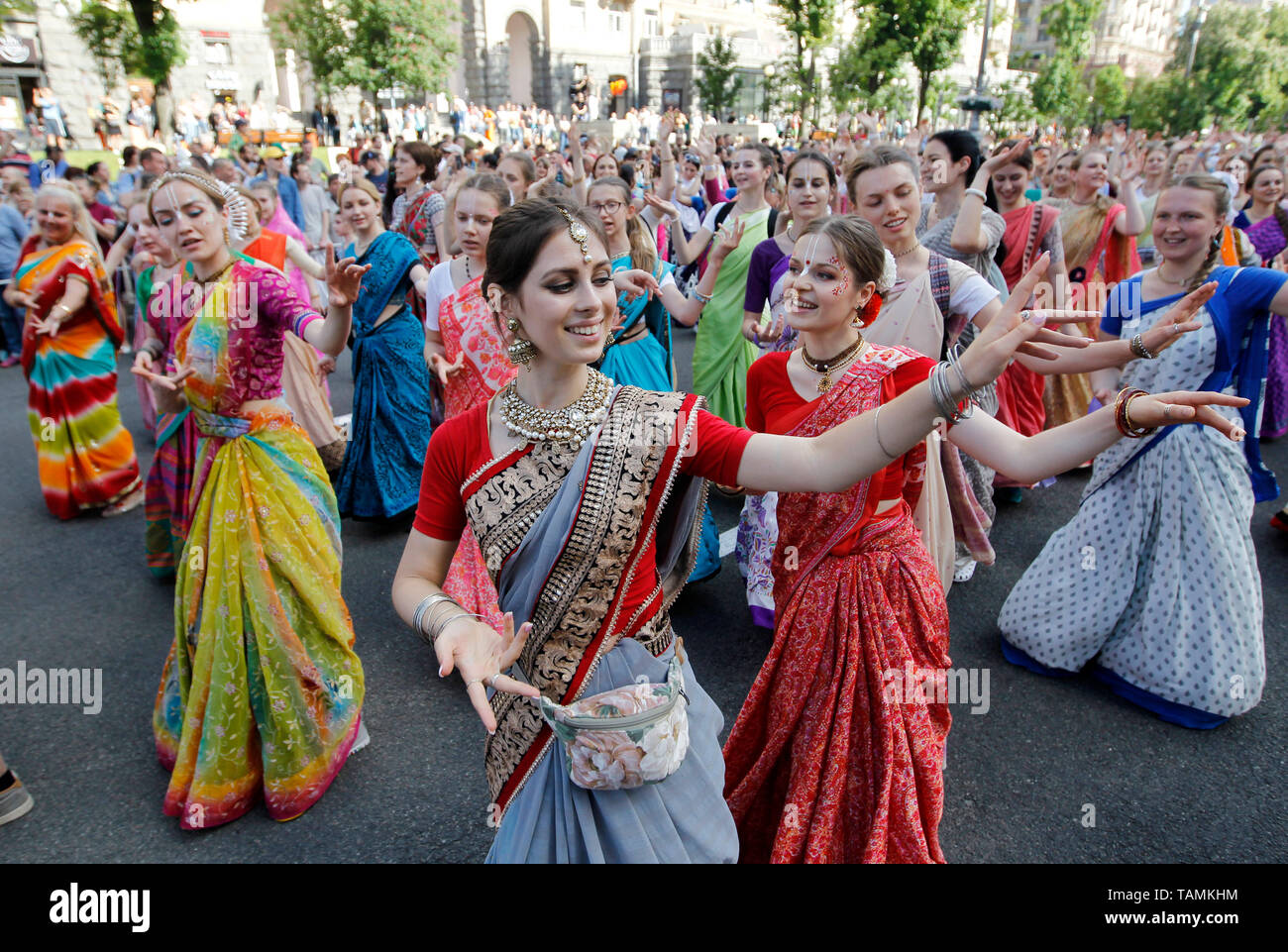 MOSCOW, RÚSSIA- JULHO 4: Devotos de Hare Krishna dançando com foliões de  carnaval durante o festival