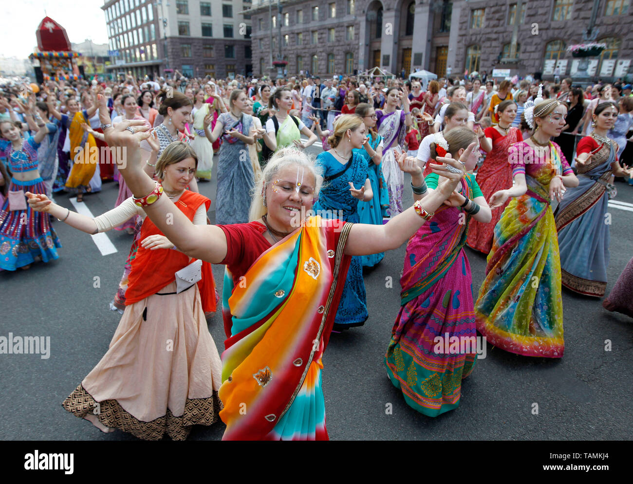 MOSCOW, RÚSSIA- JULHO 4: Devotos de Hare Krishna dançando com foliões de  carnaval durante o festival