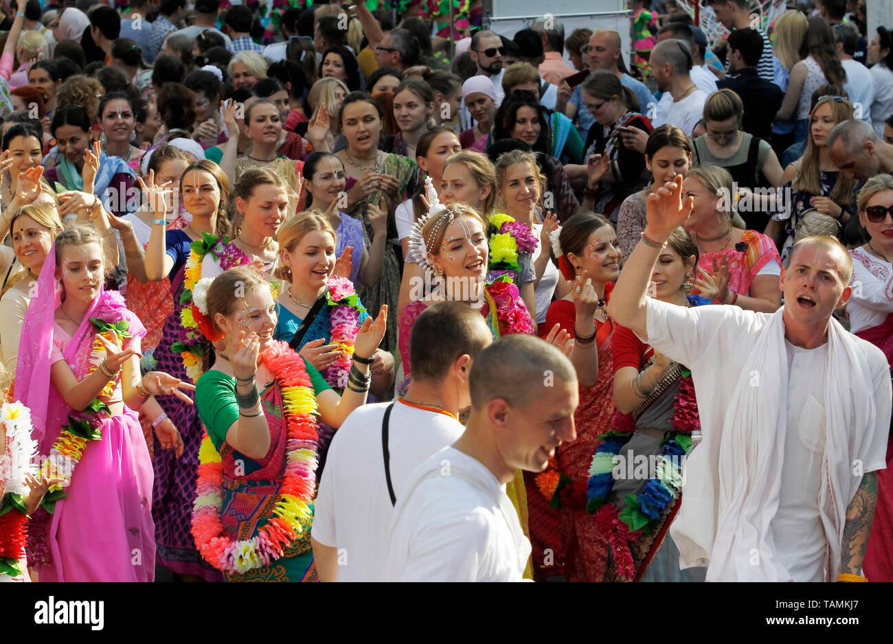 MOSCOW, RÚSSIA- JULHO 4: Devotos de Hare Krishna dançando com foliões de  carnaval durante o festival