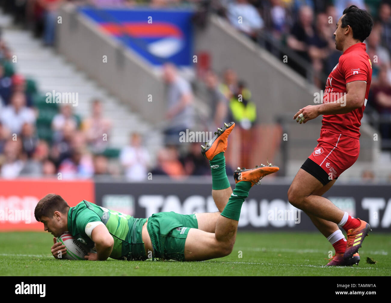 Twickenham, Londres, Reino Unido. El 26 de mayo, 2019. HSBC World Rugby Sevens Series; Canadá frente a Irlanda en la competición coinciden; Bryan Mollen de Irlanda diapositivas para intentarlo bajo la presión de Connor Braid de Canadá Crédito: Además de los deportes de acción/Alamy Live News Foto de stock