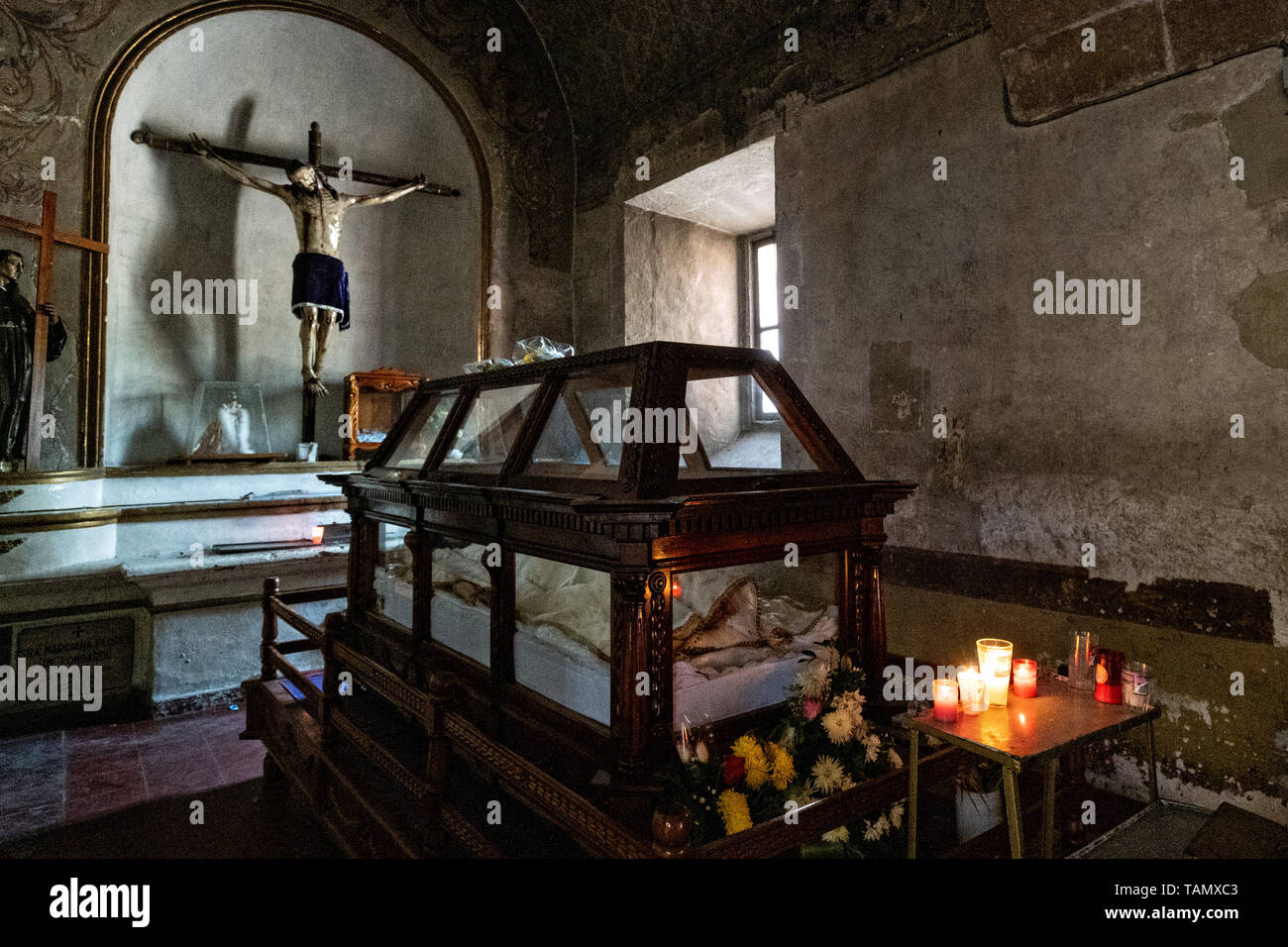 Interior del Templo de San Nicolás Tolentino y Ex-Monastery en Actopan, Hidalgo, México. La iglesia colonial y el convento fue construido en 1546 y combina elementos arquitectónicos desde el románico, gótico y renacentista. Foto de stock