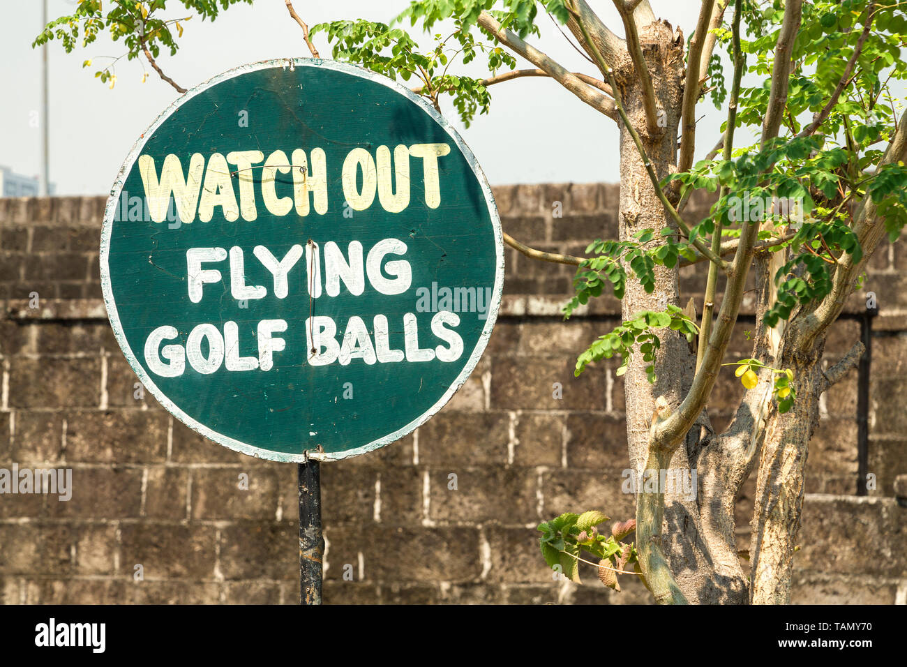 Signo divertido ver volar, pelotas de golf en el campo de golf Foto de stock