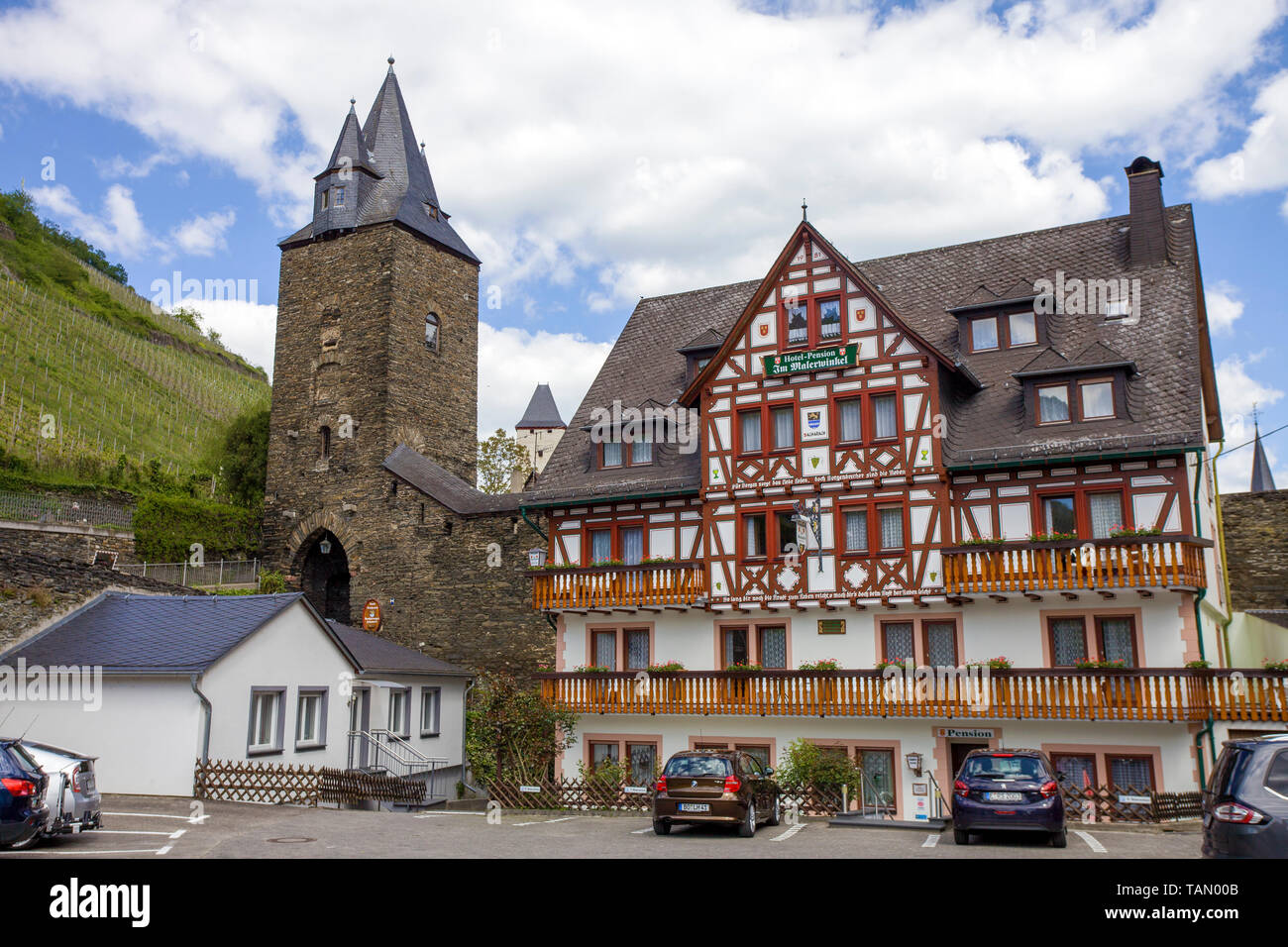 El Tor Steeger Steeger gate (puerta de la ciudad vieja) y el Hotel Malerwinkel, Bacharach, Alto Valle del Rin Medio, Renania-Palatinado, Alemania Foto de stock