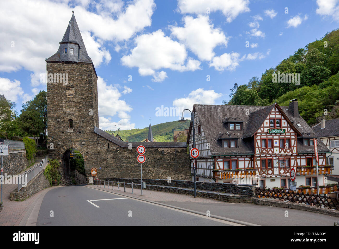 El Tor Steeger Steeger gate (puerta de la ciudad vieja) y el Hotel Malerwinkel, Bacharach, Alto Valle del Rin Medio, Renania-Palatinado, Alemania Foto de stock