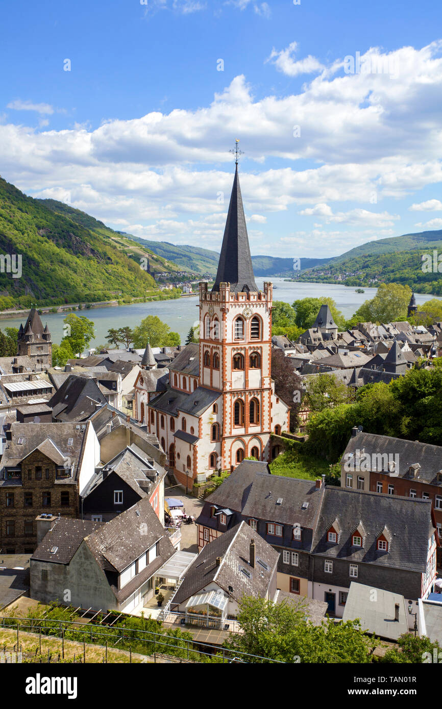 Vista desde el punto de vista "Torre Postenturm' en Bacharach con la iglesia de San Pedro, Alto Valle del Rin Medio, Renania-Palatinado, Alemania Foto de stock