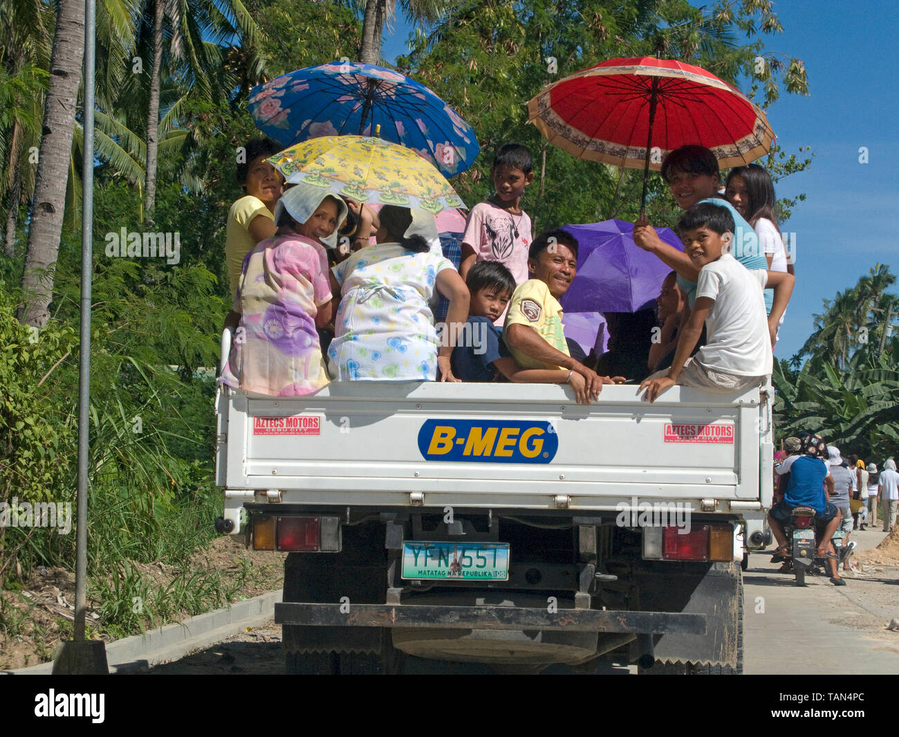 Los lugareños en un camión de transporte público, común en las Filipinas, Moalboal, Cebú, Visayas, Filipinas Foto de stock