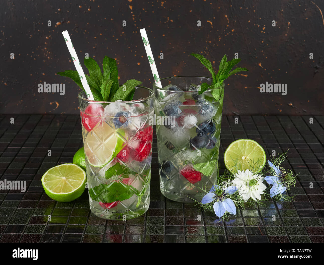 El es un cóctel hecho con ron blanco, azúcar, el jugo de limón, agua de soda, y menta Fotografía de stock - Alamy