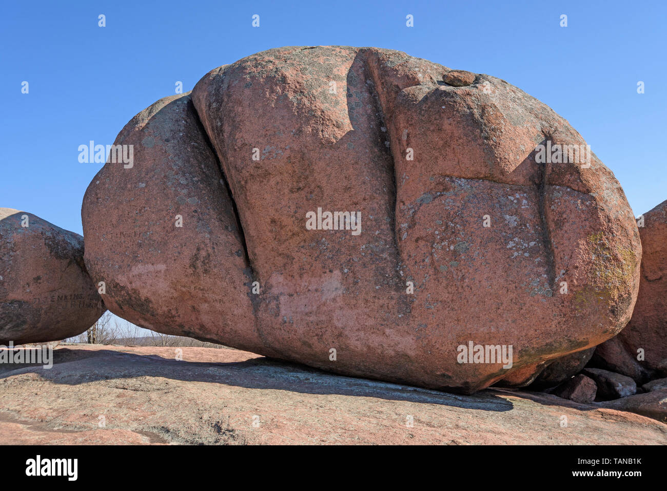 Roca erosionada en un afloramiento de rocas de granito en el Parque Estatal de elefantes en Missouri Foto de stock