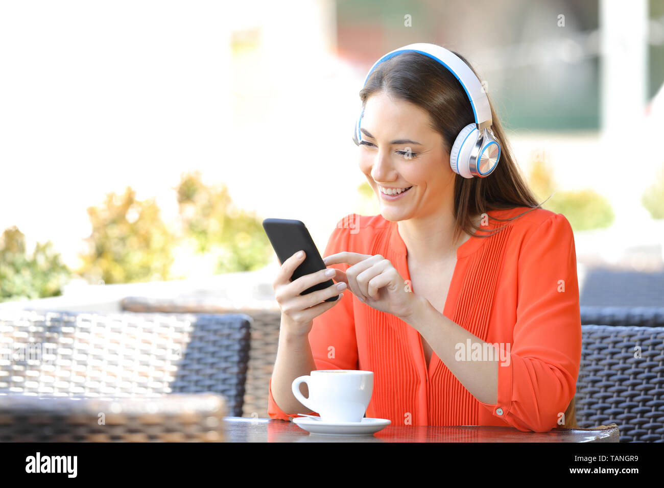 Enfría tus bebidas, escucha tu música y carga tu teléfono en esta mesa  inteligente - Digital Trends Español