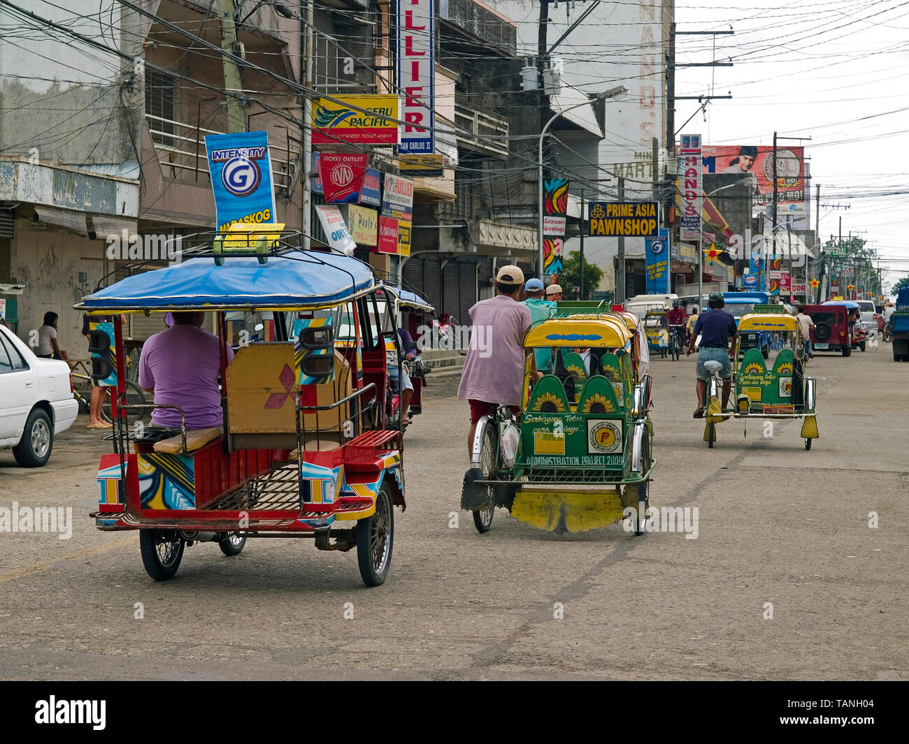 Los Filipinos con tradicionales triciclos, transporte público común, Moalboal, Cebú, Central de Visayas, Filipinas Foto de stock