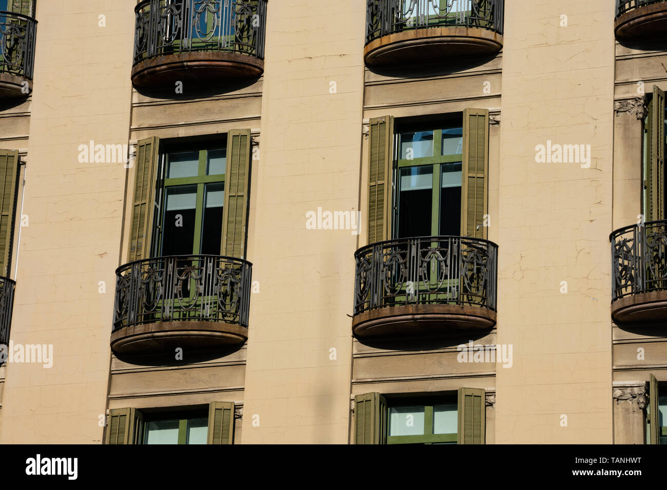 Barcelona, España. El 9 de febrero de 2019. Antiguo edificio de fachada y balcones. Avenida Diagonal Foto de stock