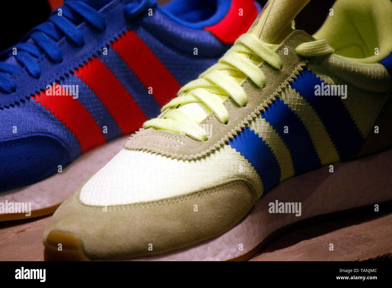 Logo das der Marke/ el logotipo de la marca 'Adidas' Fotografía de stock -  Alamy
