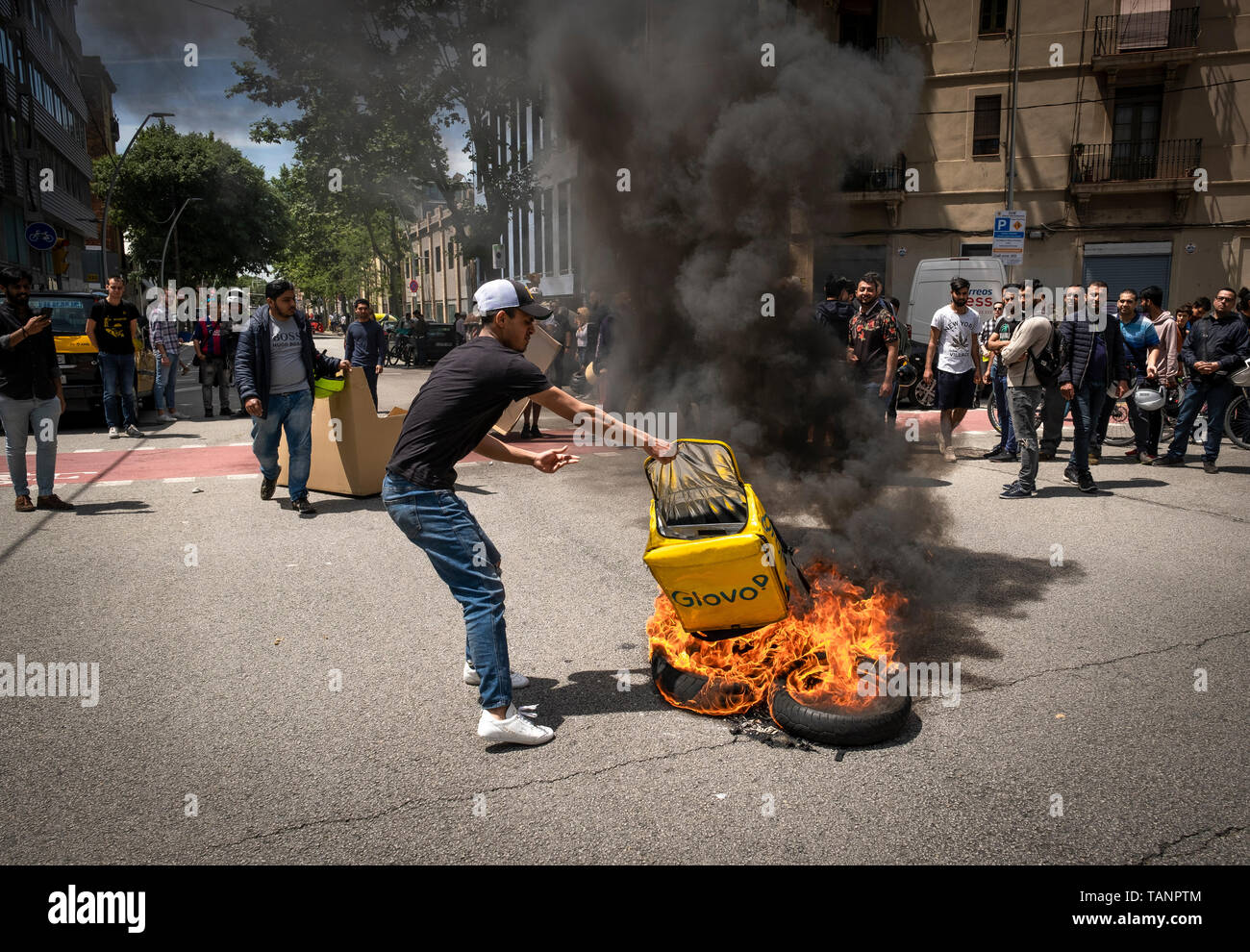 Un trabajador Glovo es visto arrojar una mochila en el fuego durante la  protesta. Segundo día de protesta de los alimentos sobre la demanda del  servicio de correos de los trabajadores de