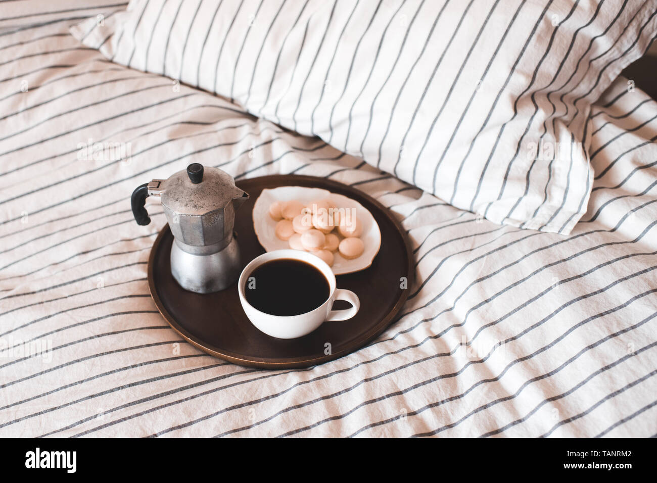 Taza de café con la cafetera en bandeja de madera en la cama closr arriba.  Desayuno. Buenos días Fotografía de stock - Alamy