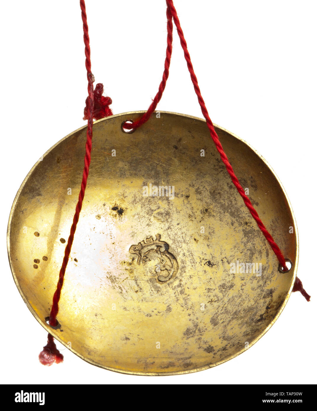 Un de joyería alemana o escalas de moneda, circa 1700 y grabado Openworked águila con forma semicircular, fuego-escala de latón dorado, sección inferior estampado 'F M'. El tornillo de