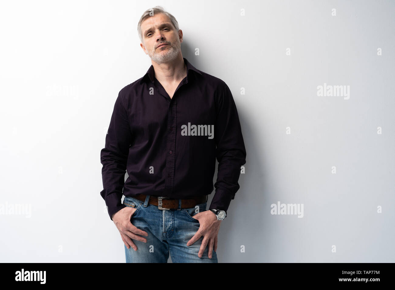 camisa negra con jeans hombre