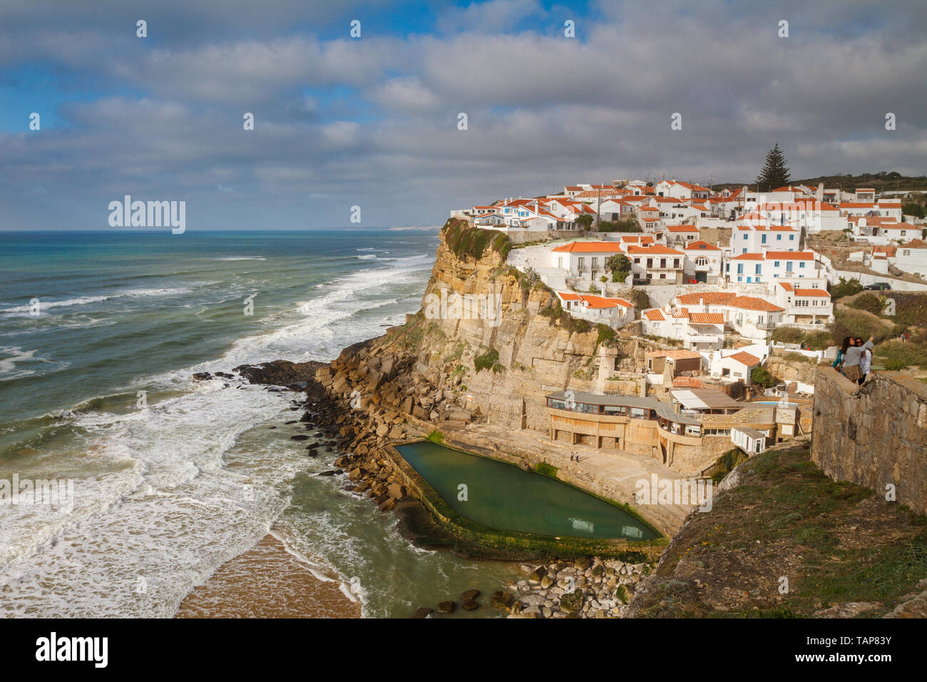 Azenhas do Mar - una ciudad costera en el municipio de Sintra, Portugal Foto de stock