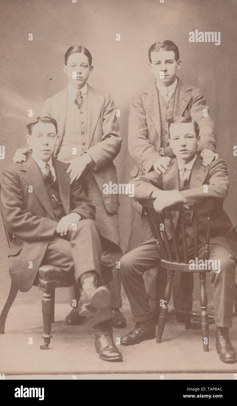 Estudio Fotográfico Vintage postal adaptado mostrando cuatro jóvenes  británicos Fotografía de stock - Alamy