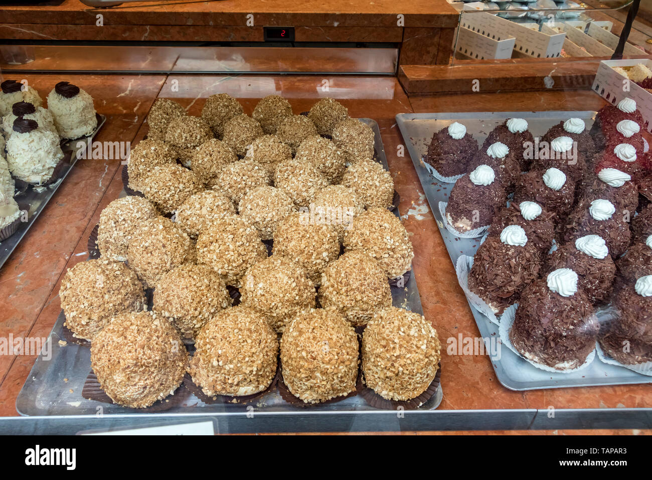 Tartas y dulces en una panadería de Bruselas en la zona de Sablon de Bruselas. Foto de stock