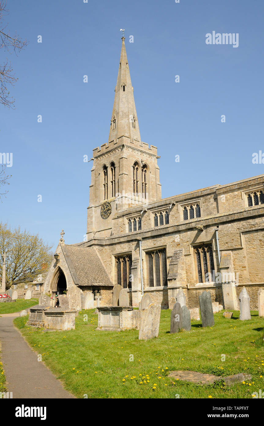 Iglesia de Santa María Magdalena, Geddington, Northamptonshire, situado a corta distancia de la Eleanor Cruz era frecuentado por los Reyes Plantagenet. Foto de stock