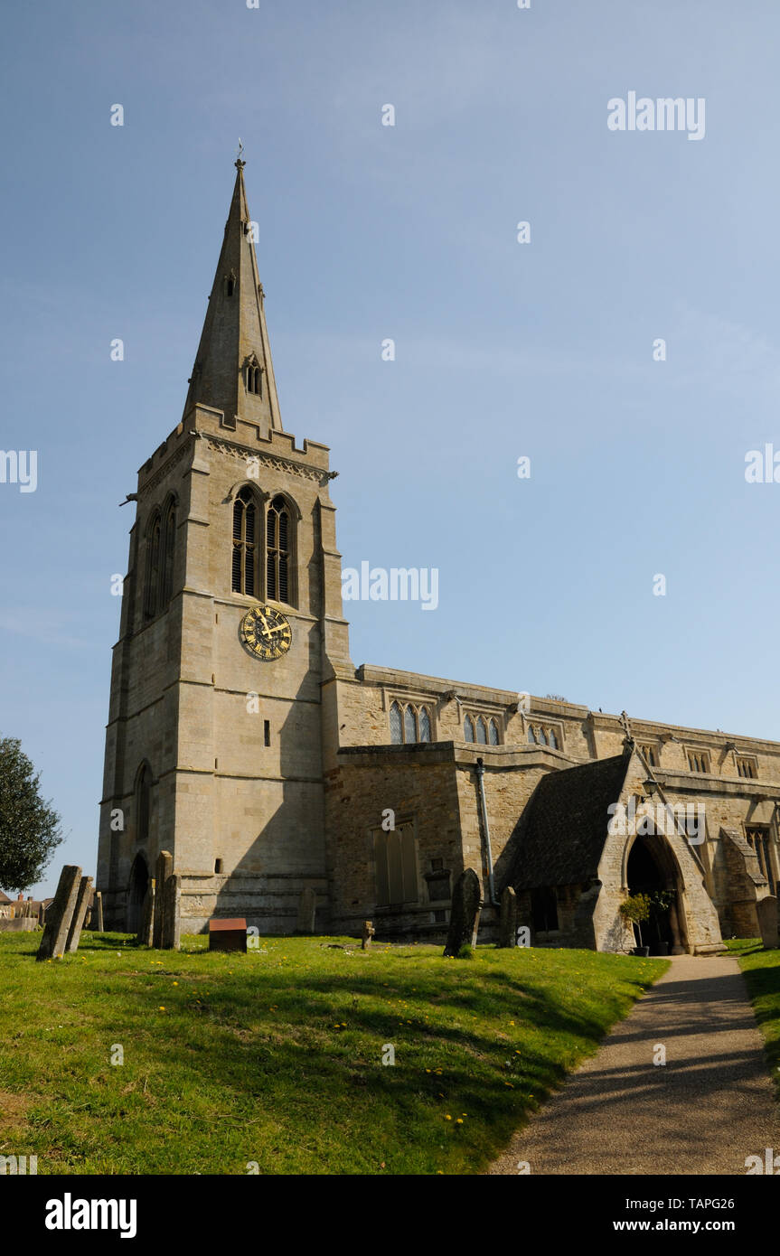 Iglesia de Santa María Magdalena, Geddington, Northamptonshire, situado a corta distancia de la Eleanor Cruz era frecuentado por los Reyes Plantagenet. Foto de stock