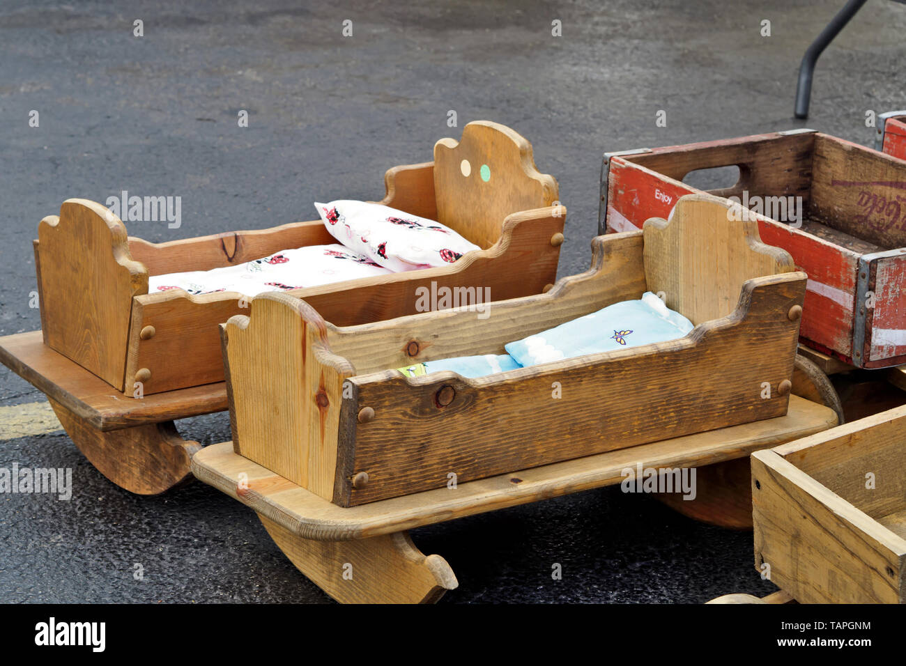 Cunas de bebé de madera rústica para venta en el Corpus Christi Southside  Farmer's Market en Corpus Christi, Texas, Estados Unidos Fotografía de  stock - Alamy