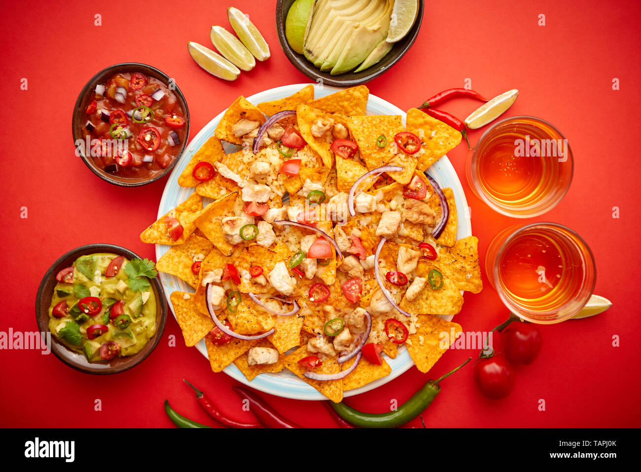 Un plato de deliciosa tortilla nachos con queso derretido, salsa de