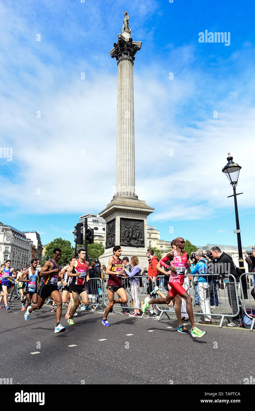 Londres, Reino Unido. El 27 de mayo, 2019. Sir Mo Farah liderando la carrera en la vitalidad de Londres 10.000 Crédito:Vo Hoa /Alamy Live News Foto de stock