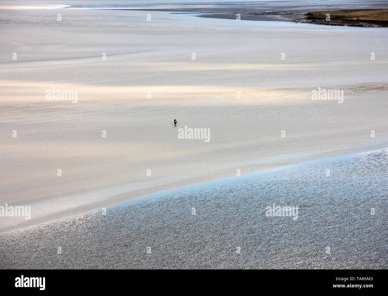 La marea baja en la bahía del Mont Saint Michel, en Normandía, Francia. Foto de stock