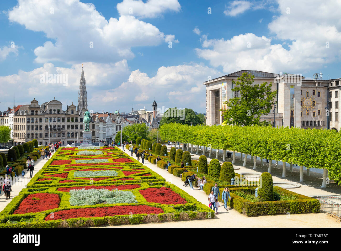 La gente vagando por los jardines del Mont des Arts Jardín Kunstberg Bruselas Bélgica ue Europa Foto de stock
