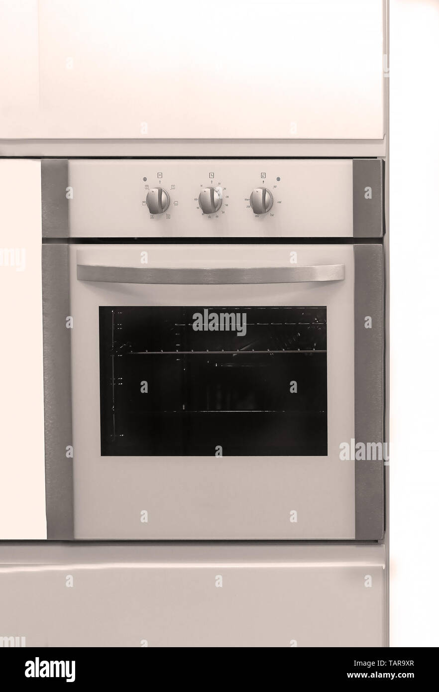 Moderna cocina horno cerrado construido en elementos dentro de la pared  interior Fotografía de stock - Alamy