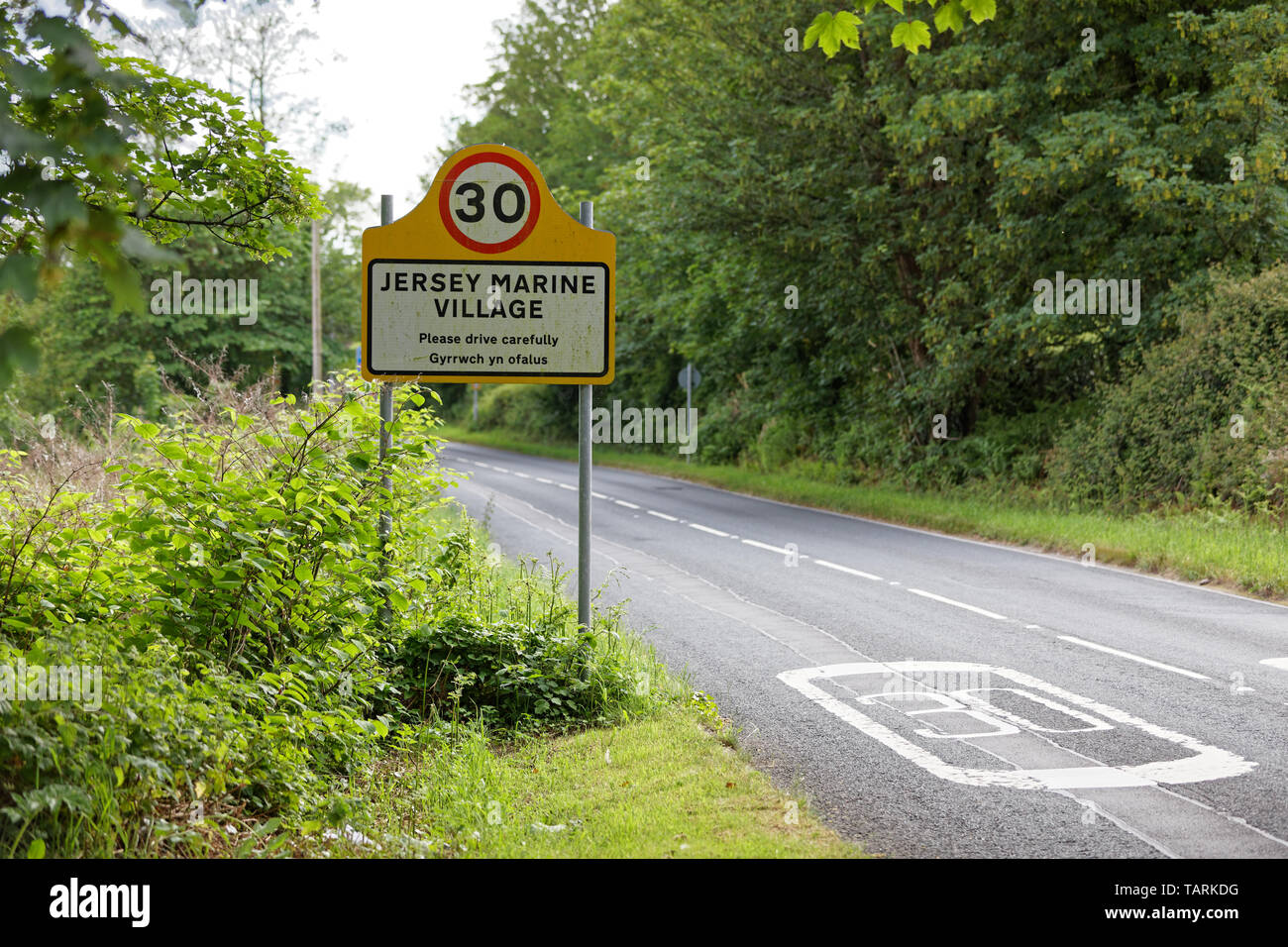 Un signo de aldea en la carretera B4290, Jersey Marine en el condado de Neath Port Talbot, Gales, Reino Unido. Viernes 24 de mayo de 2019 Foto de stock