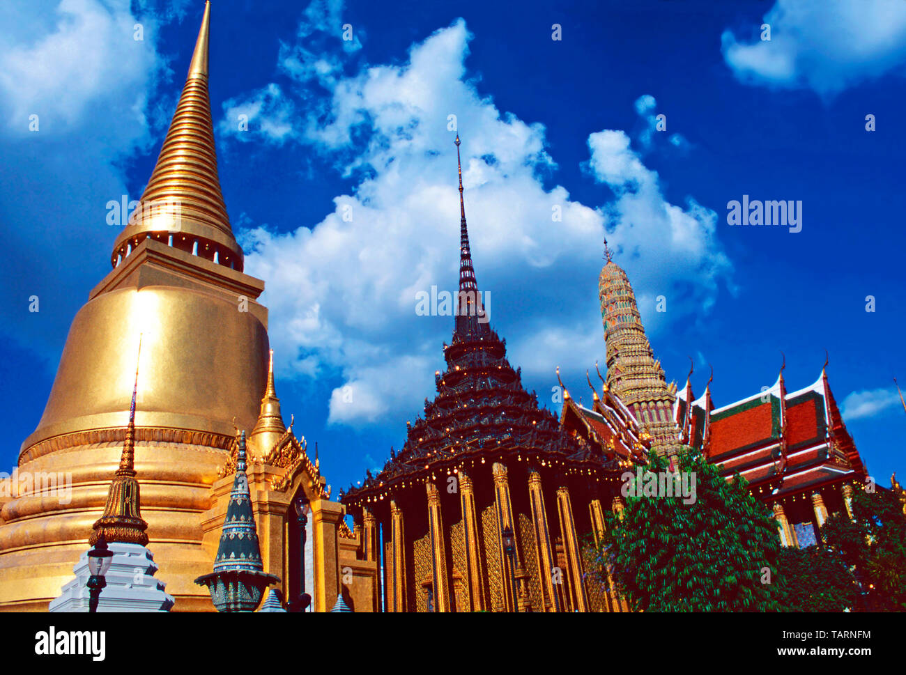 Tres chedis en el Templo del Buda de Esmeralda complejos,Bangkok,Tailandia Foto de stock