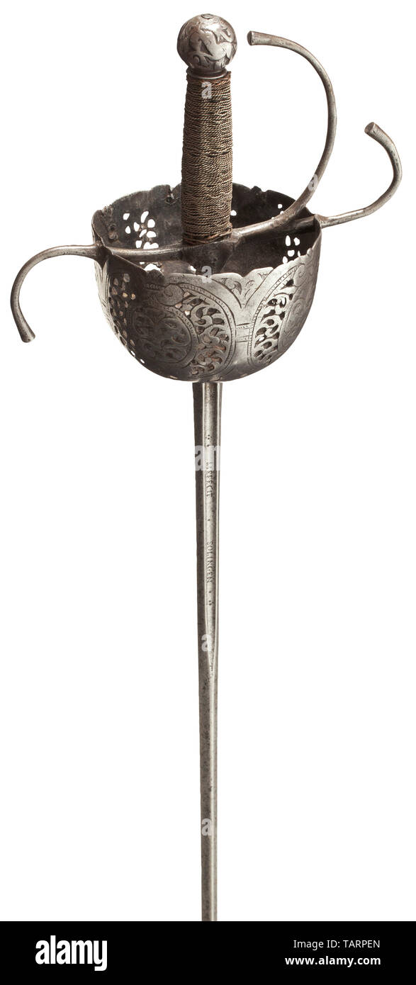 Una Espada Ropera de Taza italianos, circa 1650, fino, delgado  (originalmente asociadas) apuñalamiento hoja de sección de diamante. Ambos  lados del forte azotó con la firma 'MEFECIT SOLINGEN" dentro de la más
