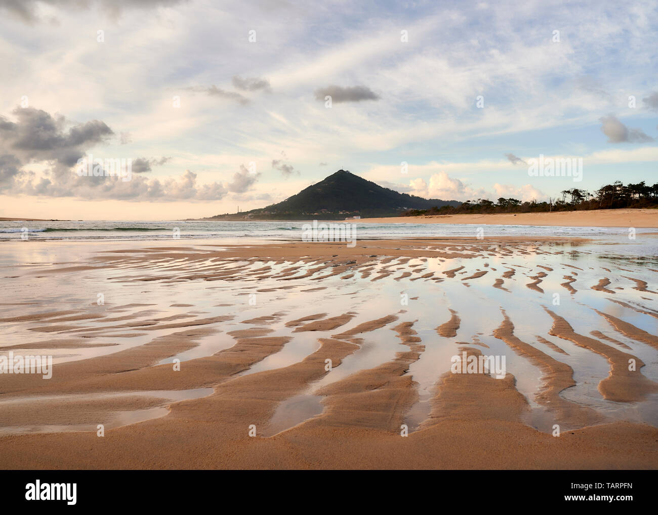 Playa de moledo al final del día, con miras a trega mountain en lado español de la frontera. Mostrar la marea baja y arenosa playa en un nublado da Foto de stock
