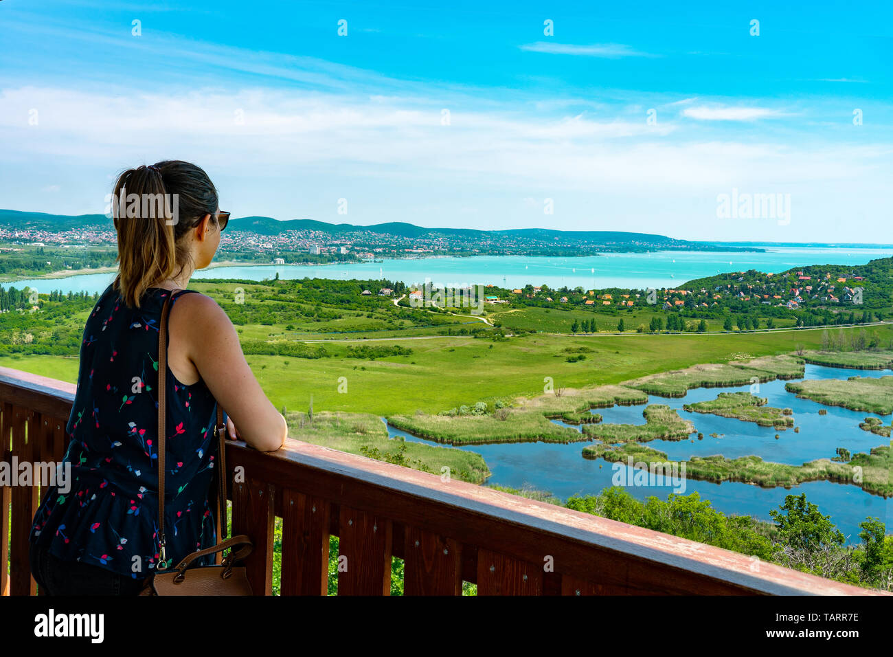 Arial vistas panorámicas del Lago Balaton en Tihany con el lago interior de la torre de observación Ortorony mirar hacia fuera con una mujer joven disfrutando de la vista Foto de stock