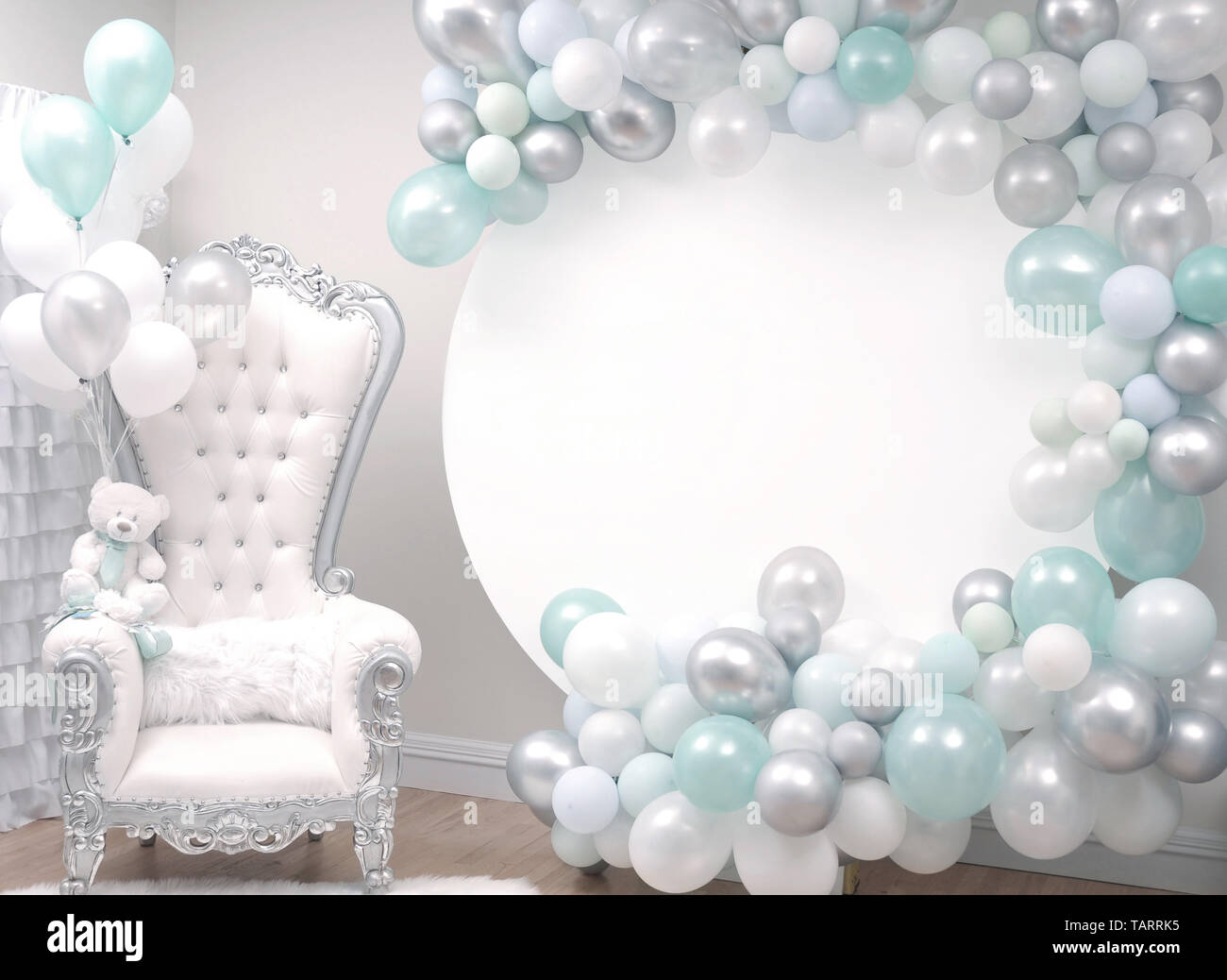 Hermosa decoración sillón y globos para una fiesta de baby shower. Su niño  Fotografía de stock - Alamy