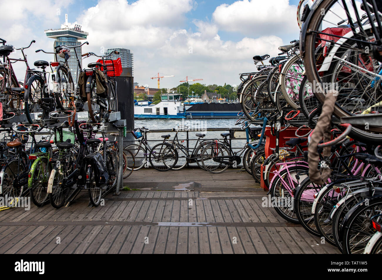 Parking de bicicletas cerca de la estación central de Ámsterdam Fotografía  de stock - Alamy