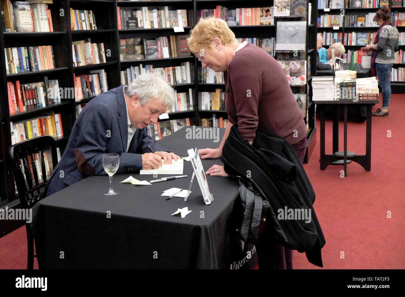Periodista, Rod Liddle firma de libros en la Cheltenham Festival de la literatura, 11 de octubre de 2014. Foto de stock