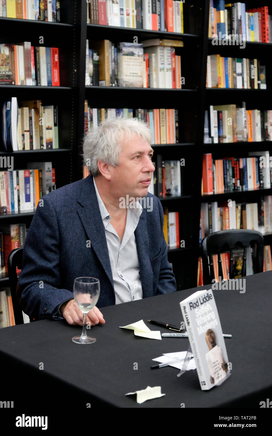 Periodista, Rod Liddle firma de libros en la Cheltenham Festival de la literatura, 11 de octubre de 2014. Foto de stock
